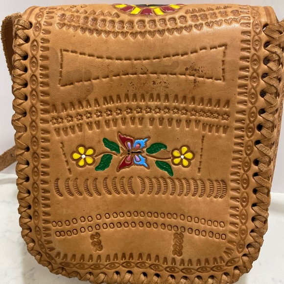 Tan Crossbody Bag with Sleek Design - Picture 3 of 12